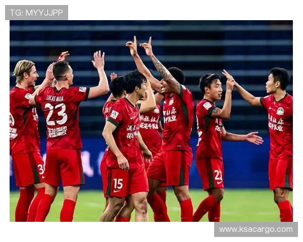 上海海港全力冲击赛季胜利巅峰强强对决点燃足球激情之夜