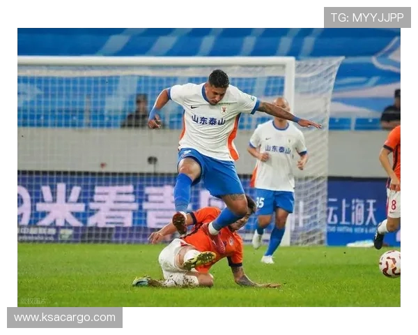 山东泰山迎强敌鏖战赛场激烈对决胜负悬念引球迷热议 山东泰山迎强敌鏖战赛场激烈对决胜负悬念引球迷热议